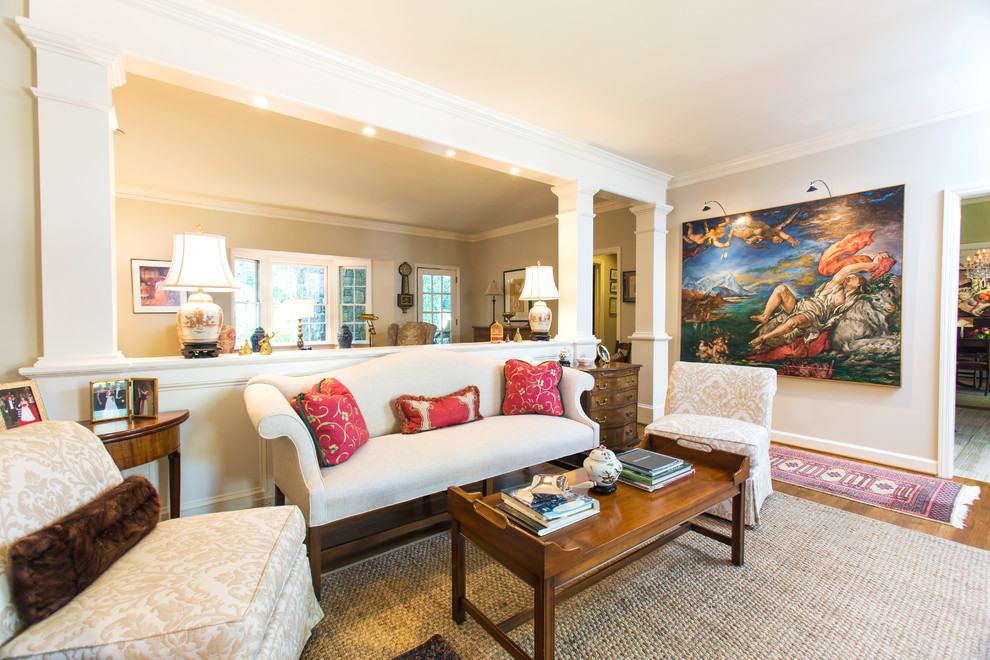 Mittelgroßes, Offenes Klassisches Wohnzimmer mit beiger Wandfarbe und braunem Holzboden in Atlanta