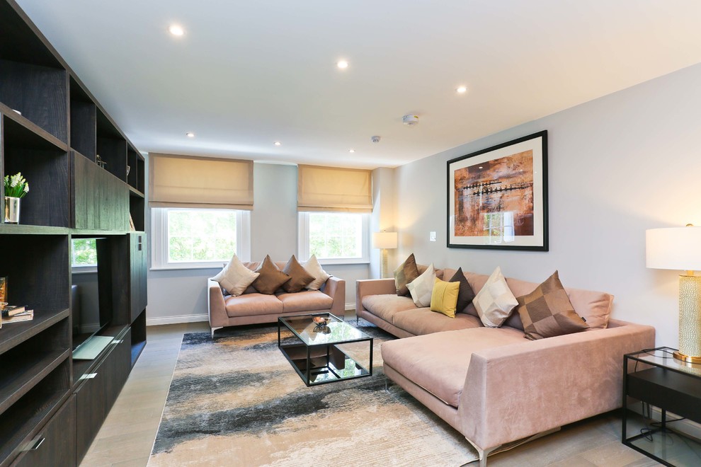 Klassisches Wohnzimmer mit weißer Wandfarbe, hellem Holzboden, freistehendem TV und beigem Boden in London