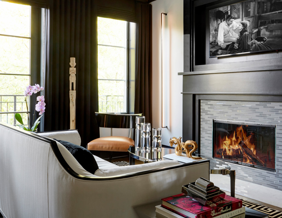 Cette image montre un salon design ouvert avec un mur blanc, un sol en bois brun, une cheminée standard, un manteau de cheminée en carrelage et un sol beige.