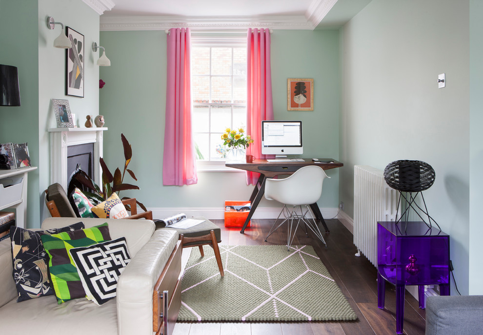 Offenes, Großes Eklektisches Wohnzimmer mit grüner Wandfarbe, dunklem Holzboden und Kamin in London
