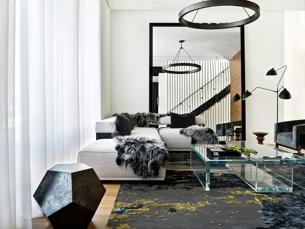 Пример оригинального дизайна: парадная, изолированная гостиная комната в скандинавском стиле с белыми стенами и светлым паркетным полом