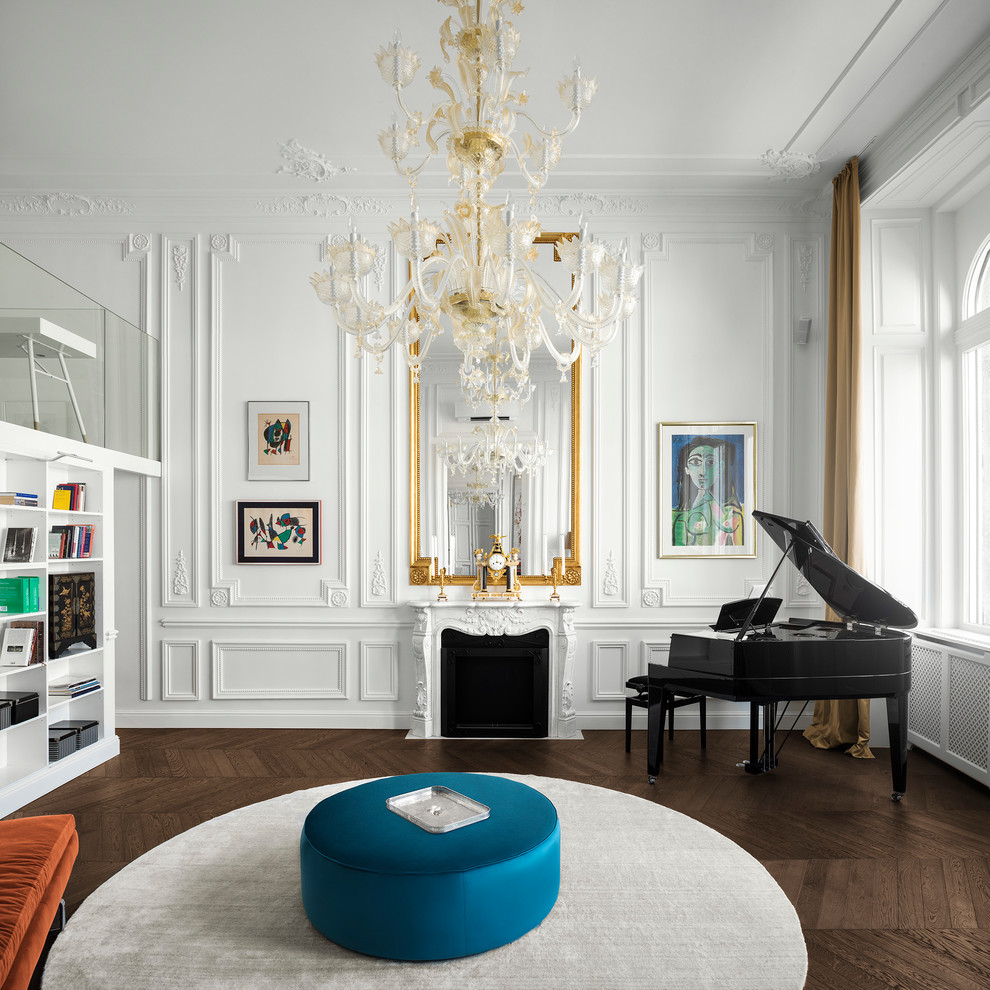 Foto di un soggiorno bohémian aperto con sala della musica, pareti bianche, parquet scuro, camino classico e pavimento marrone