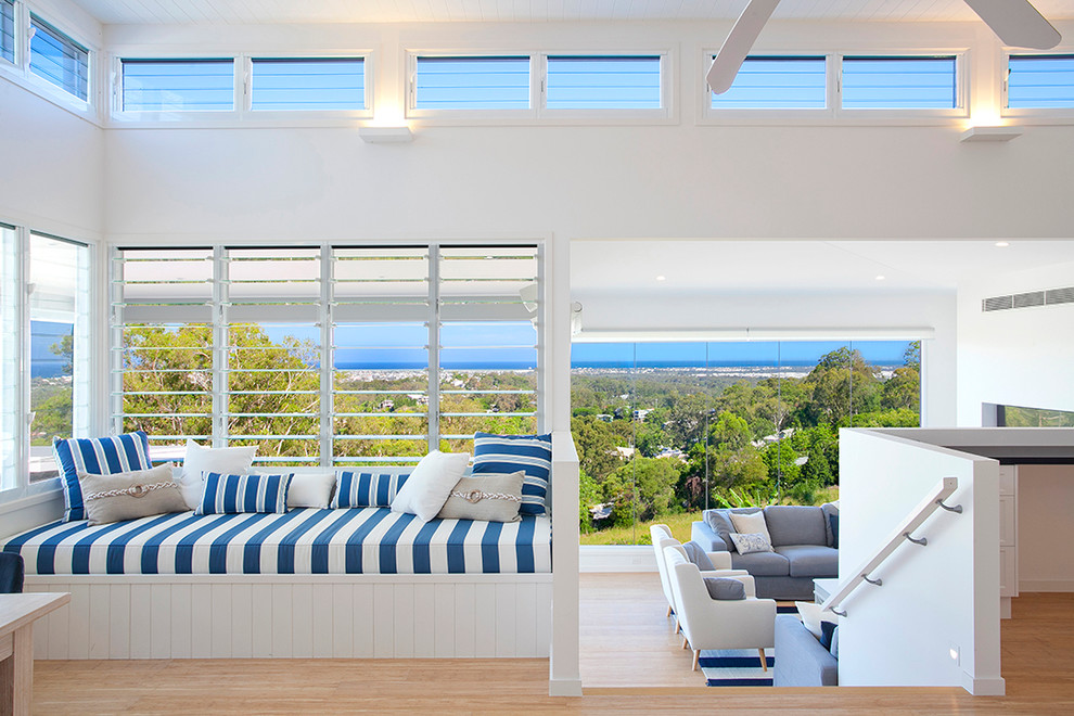 Großes, Offenes Maritimes Wohnzimmer mit weißer Wandfarbe in Sunshine Coast