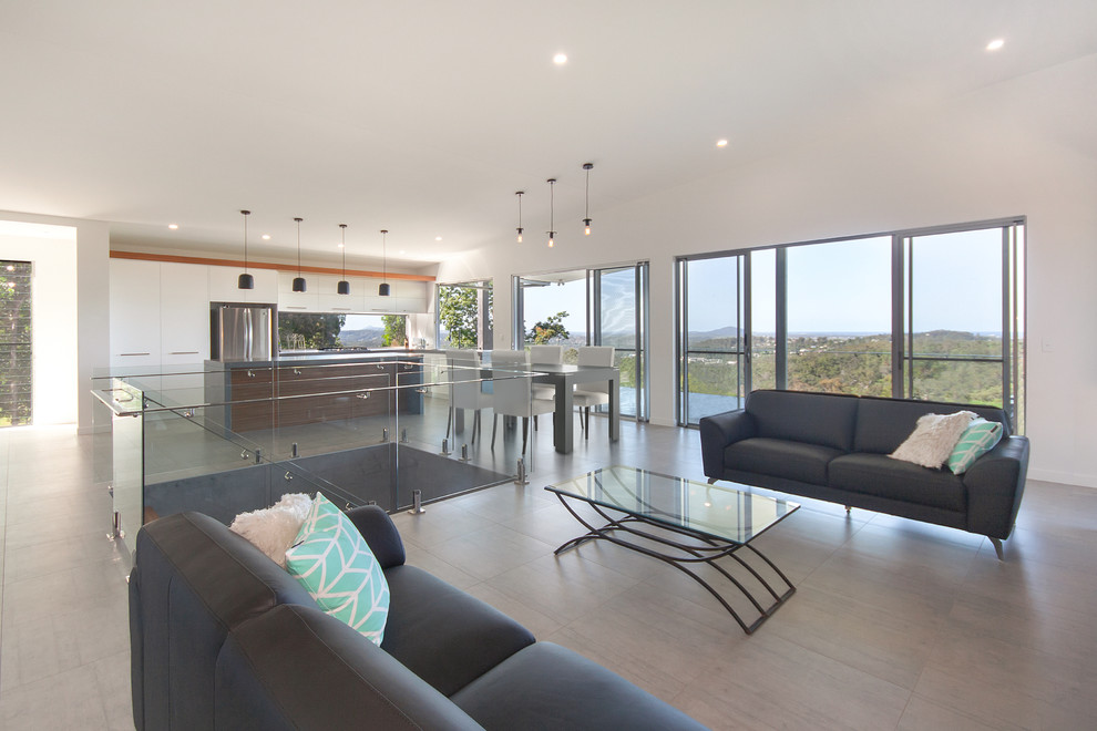 Großes, Repräsentatives, Fernseherloses, Offenes Modernes Wohnzimmer mit weißer Wandfarbe und Porzellan-Bodenfliesen in Brisbane