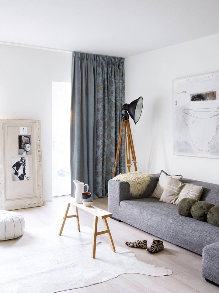Esempio di un soggiorno scandinavo di medie dimensioni con pareti bianche e parquet chiaro