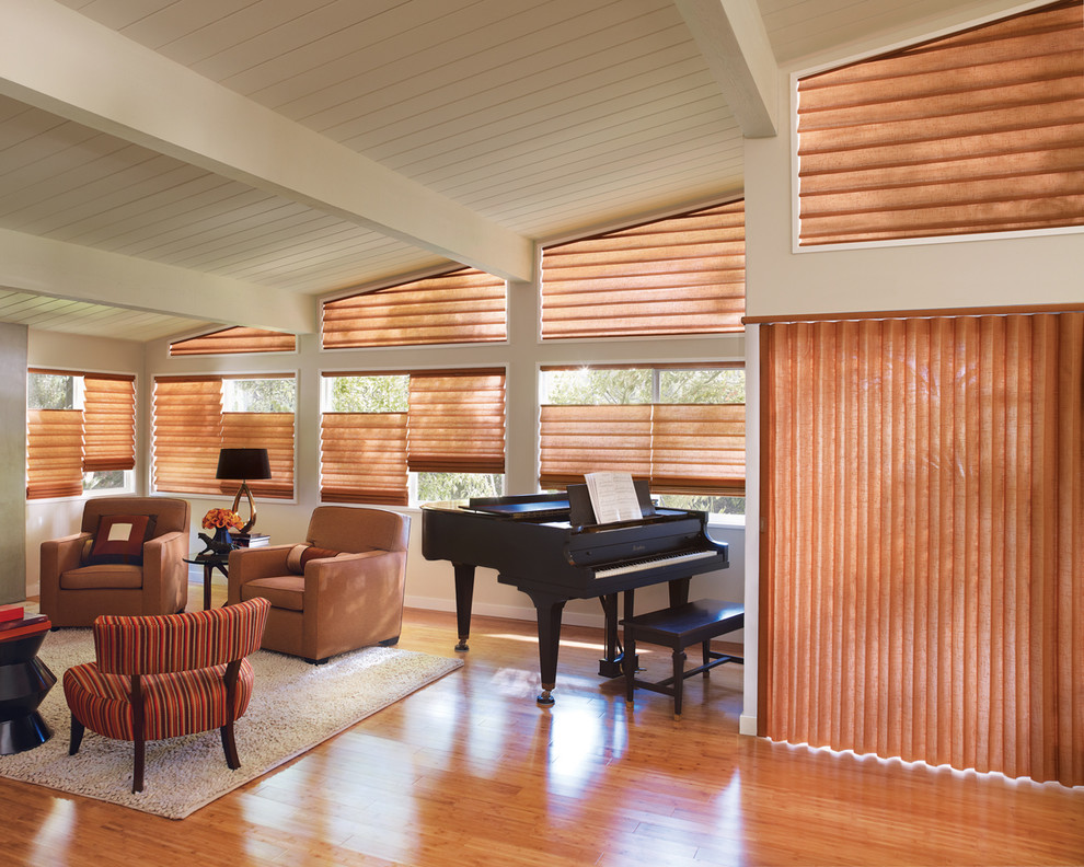 Imagen de salón con rincón musical abierto clásico renovado grande sin chimenea y televisor con paredes beige y suelo de madera en tonos medios