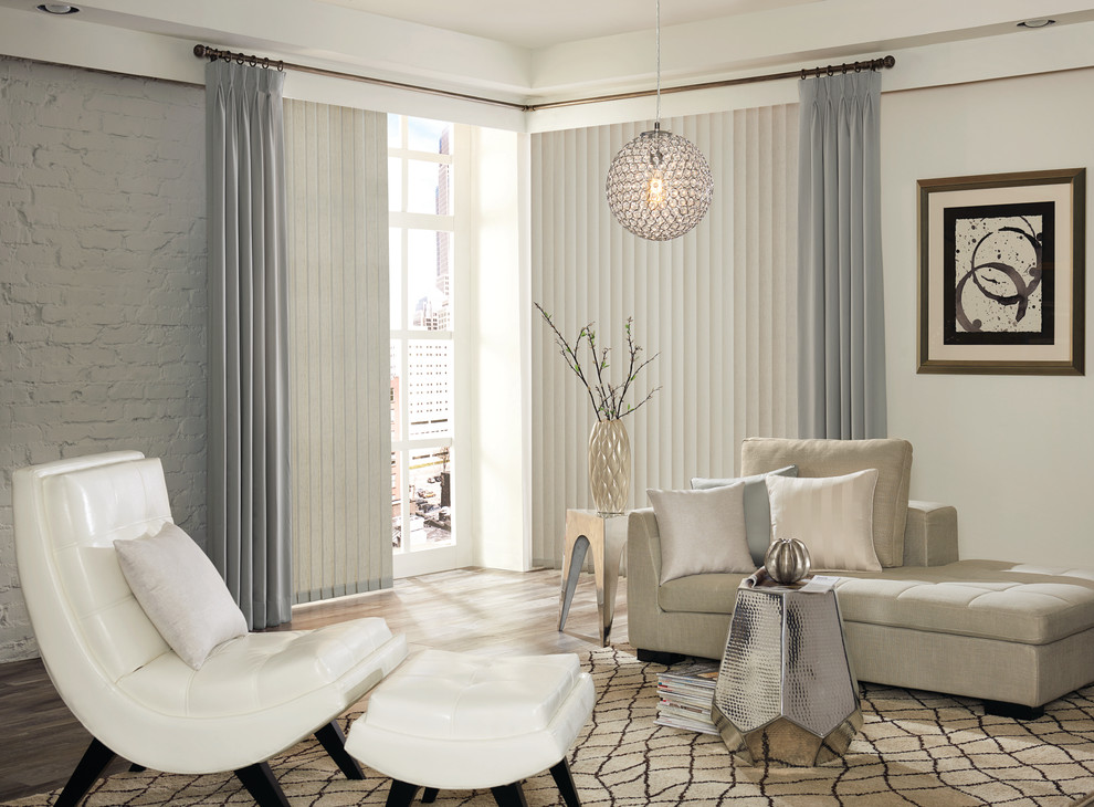 Стильный дизайн: парадная, двухуровневая гостиная комната среднего размера в стиле неоклассика (современная классика) с белыми стенами и светлым паркетным полом - последний тренд