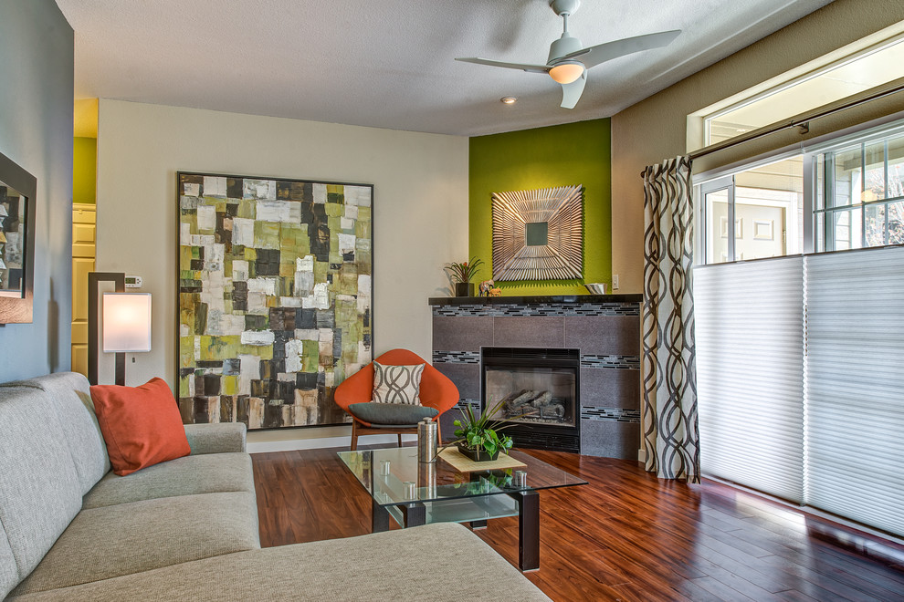 Kleines, Fernseherloses, Offenes Modernes Wohnzimmer mit bunten Wänden, Vinylboden, Eckkamin und gefliester Kaminumrandung in Denver