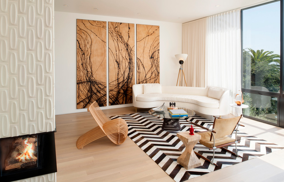 Offenes, Großes Skandinavisches Wohnzimmer mit weißer Wandfarbe, hellem Holzboden, Eckkamin und gefliester Kaminumrandung in San Francisco
