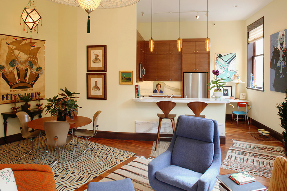 Стильный дизайн: открытая гостиная комната в стиле фьюжн с желтыми стенами - последний тренд