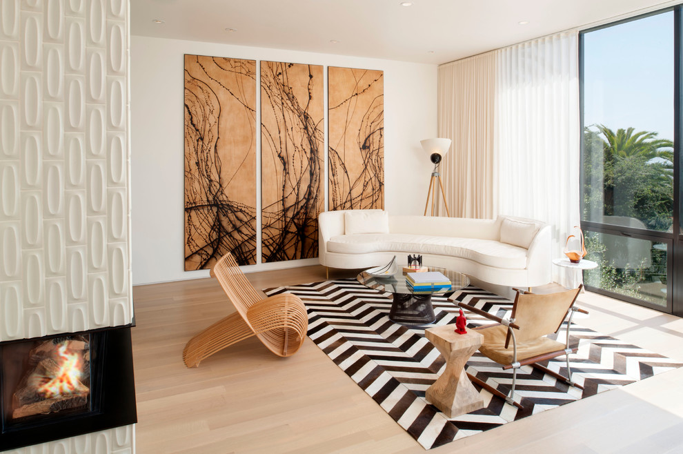 Offenes Modernes Wohnzimmer mit weißer Wandfarbe, Eckkamin und gefliester Kaminumrandung in San Francisco