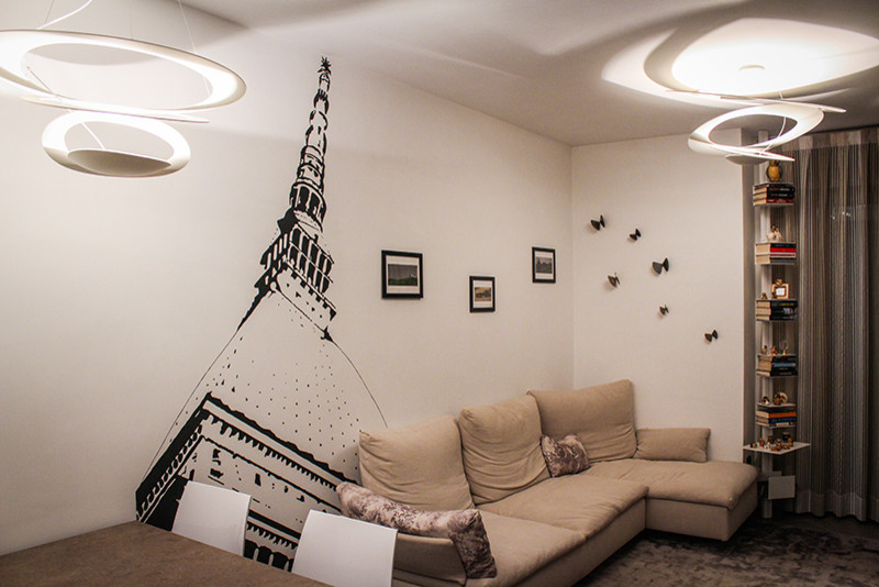 Foto di un soggiorno minimal di medie dimensioni e chiuso con pareti bianche e TV autoportante