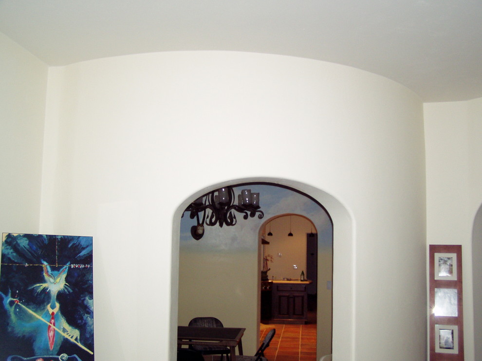 Esempio di un grande soggiorno mediterraneo con pareti bianche e pavimento in terracotta