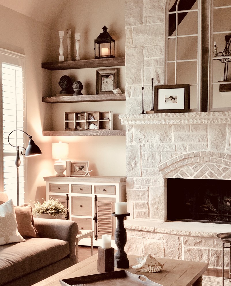 Uriges Wohnzimmer mit braunem Holzboden, Kamin, Kaminumrandung aus Stein und beiger Wandfarbe in Dallas