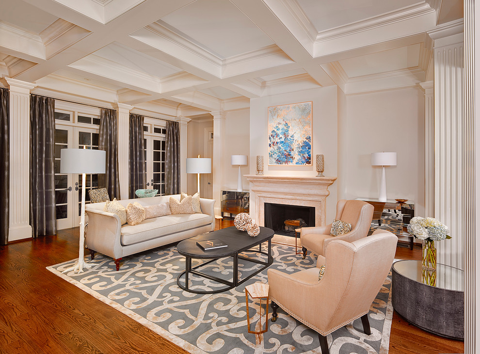 Repräsentatives, Fernseherloses Klassisches Wohnzimmer mit beiger Wandfarbe, braunem Holzboden und Kamin in Charleston