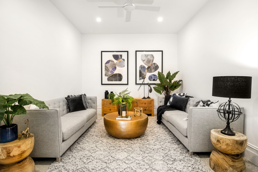 Immagine di un soggiorno design con pareti bianche e pavimento grigio