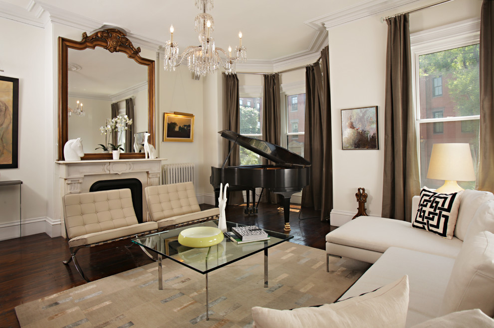 Immagine di un soggiorno tradizionale con sala della musica, pareti beige, parquet scuro, camino classico e tappeto