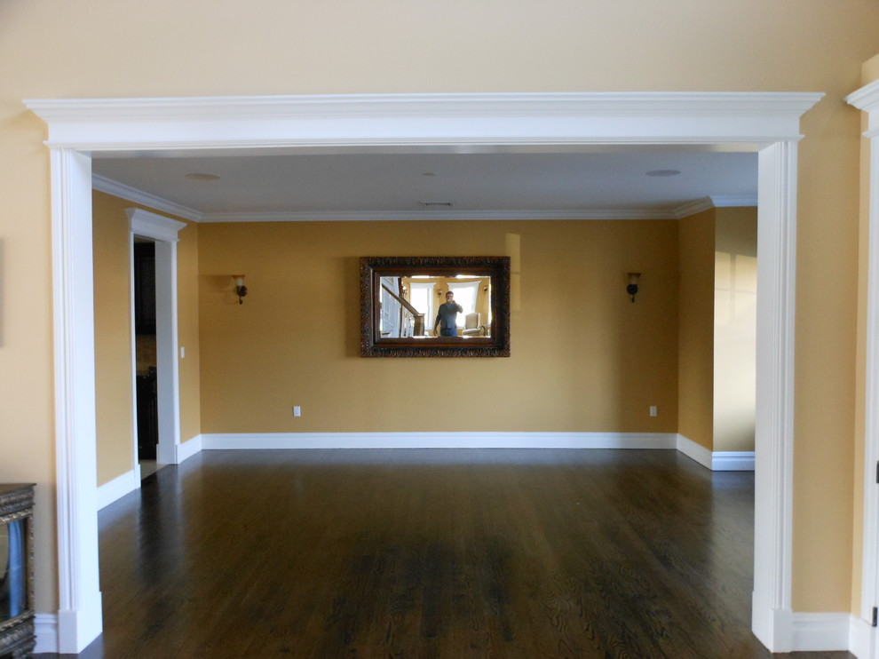 Идея дизайна: парадная, открытая гостиная комната среднего размера в стиле неоклассика (современная классика) с желтыми стенами и темным паркетным полом без камина, телевизора