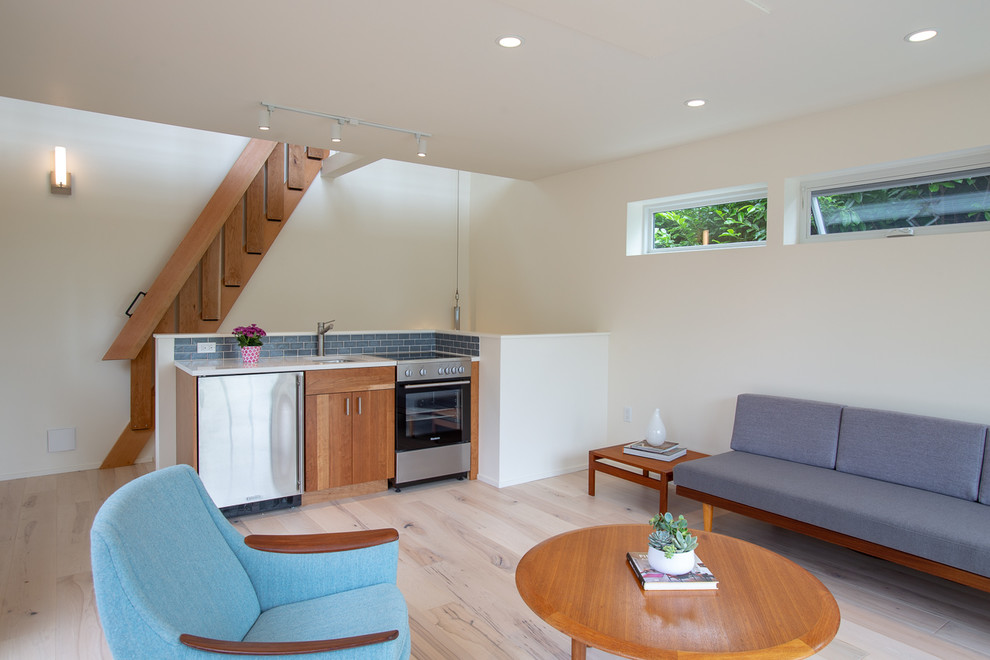 Foto di un piccolo soggiorno design aperto con pareti bianche, parquet chiaro e pavimento beige