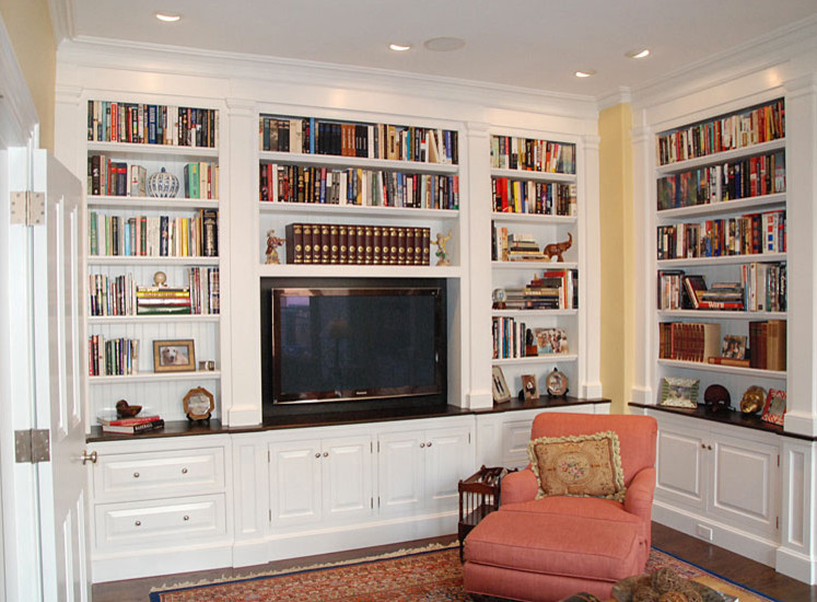 Abgetrenntes Klassisches Wohnzimmer mit gelber Wandfarbe, braunem Holzboden und Multimediawand in Philadelphia