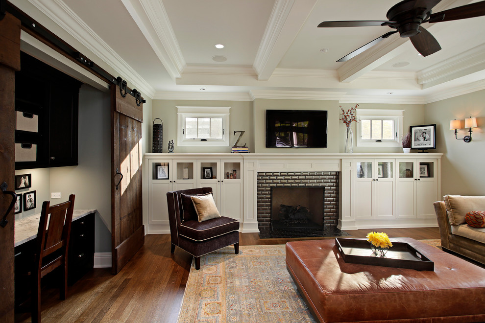 Ejemplo de salón abierto de estilo americano con suelo de madera oscura, todas las chimeneas, marco de chimenea de ladrillo y televisor colgado en la pared