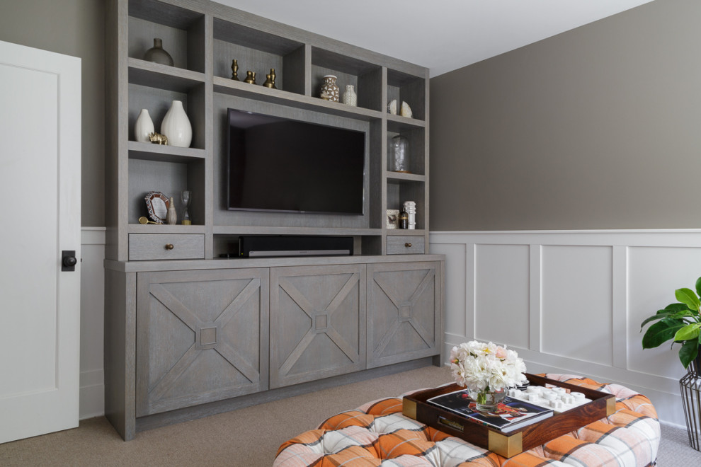 Diseño de salón cerrado minimalista pequeño con paredes beige, moqueta, pared multimedia y suelo beige