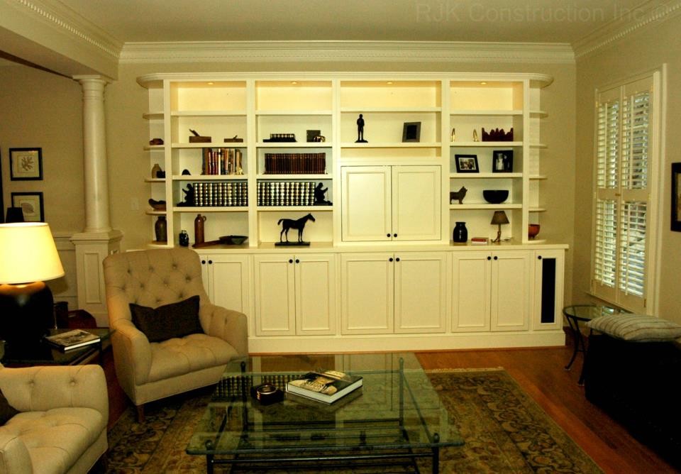 Immagine di un grande soggiorno tradizionale aperto con pareti bianche, parquet chiaro e parete attrezzata