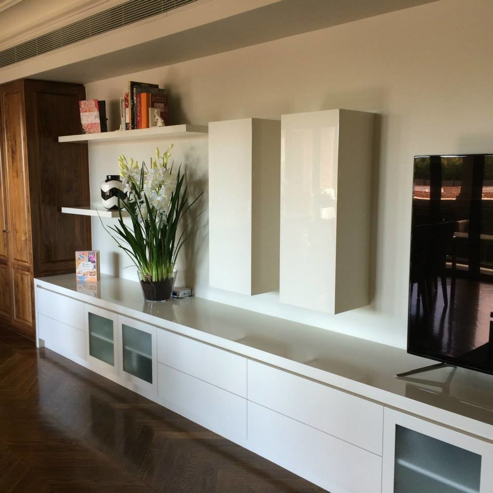 Diseño de salón minimalista grande con paredes blancas y televisor independiente