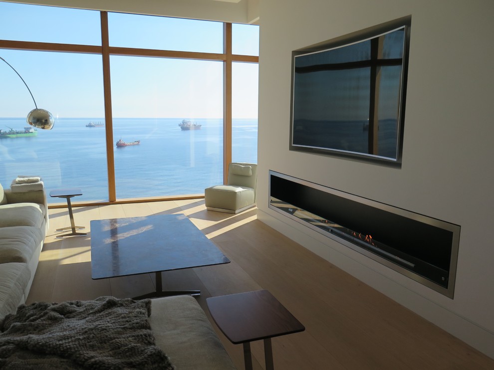 Свежая идея для дизайна: гостиная комната в морском стиле с горизонтальным камином и фасадом камина из металла - отличное фото интерьера