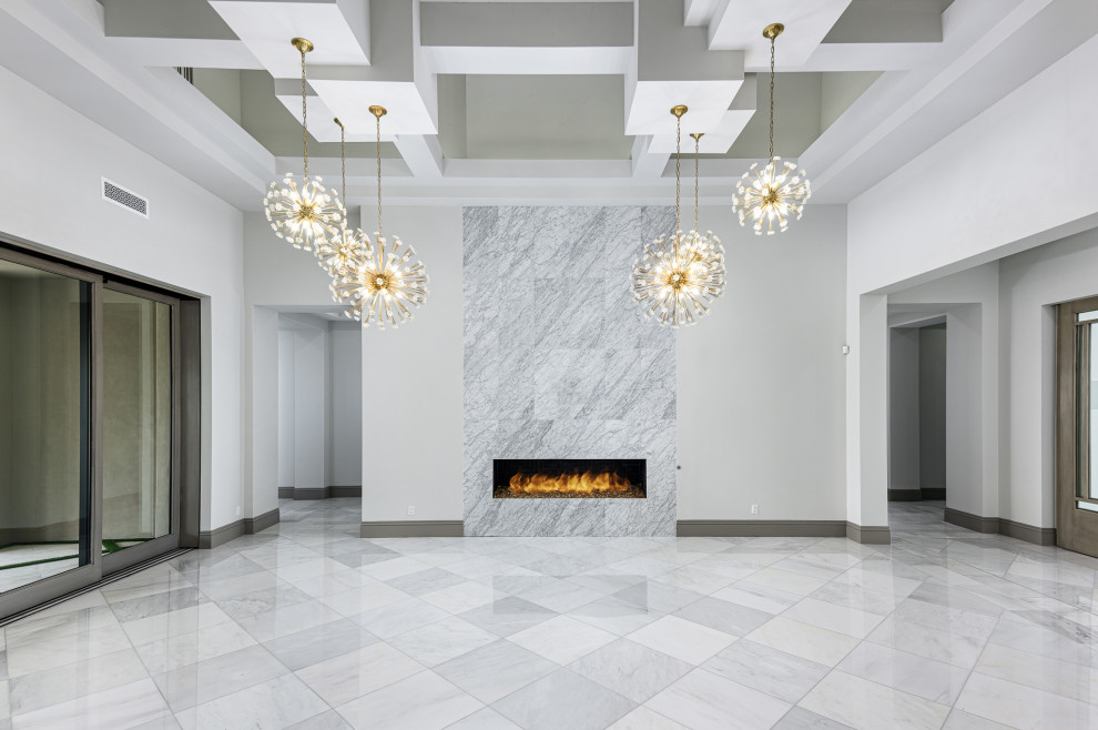 Пример оригинального дизайна: огромная открытая гостиная комната в стиле модернизм с белыми стенами, мраморным полом, стандартным камином, фасадом камина из плитки, серым полом и сводчатым потолком