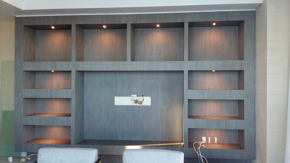 Стильный дизайн: гостиная комната среднего размера в стиле модернизм - последний тренд