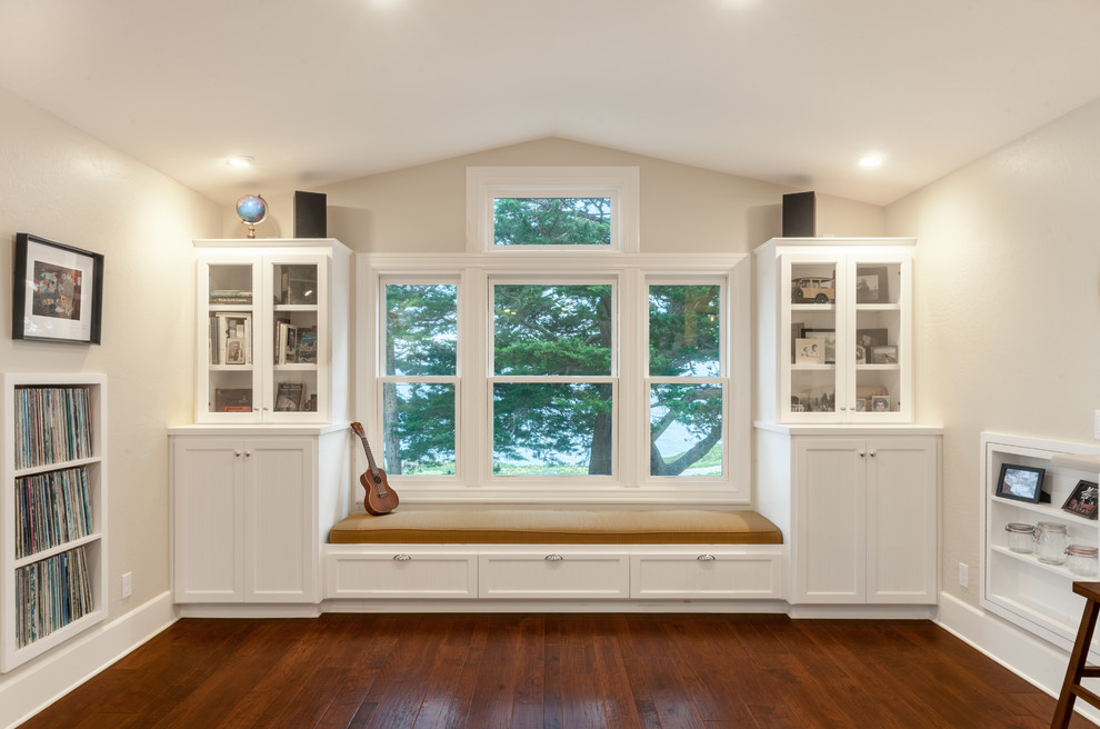 Modelo de salón abierto clásico de tamaño medio con suelo de madera en tonos medios y suelo marrón