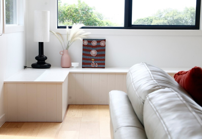 Foto de salón abierto retro de tamaño medio con paredes blancas y suelo de madera en tonos medios