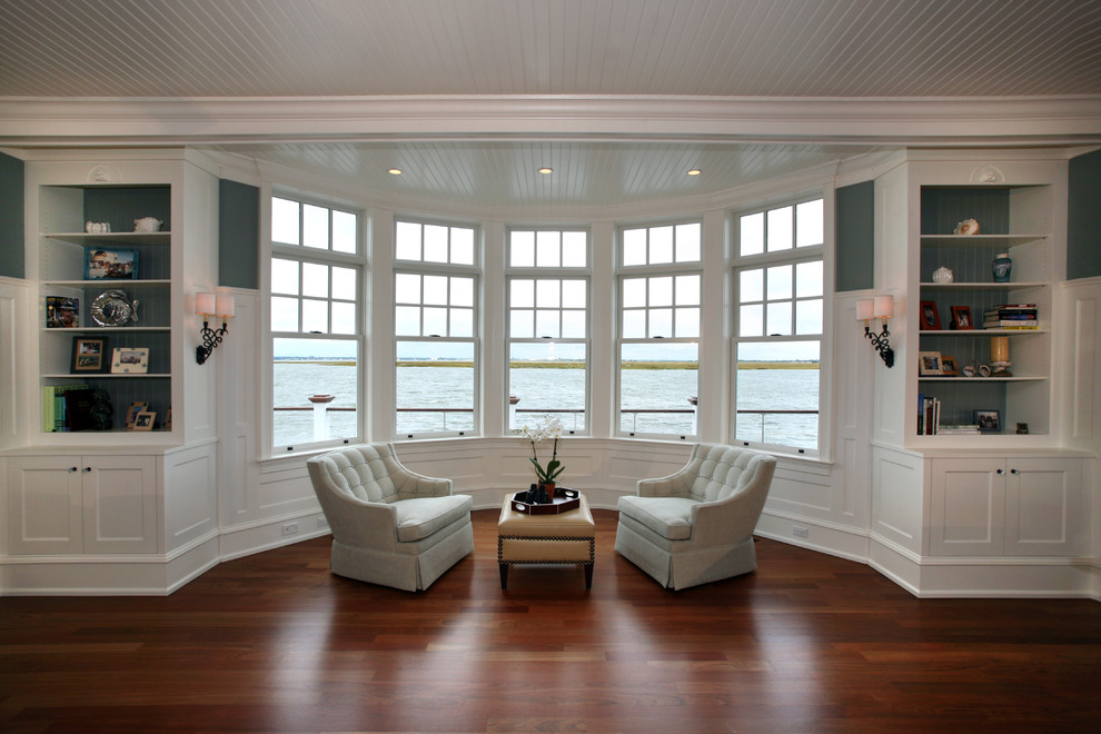 Источник вдохновения для домашнего уюта: гостиная комната в морском стиле с эркером