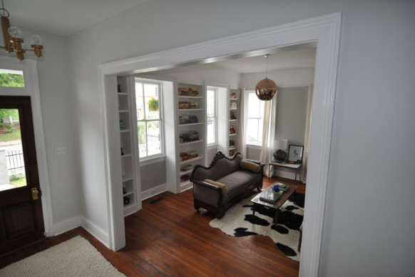 Стильный дизайн: парадная, изолированная гостиная комната среднего размера в современном стиле с серыми стенами - последний тренд