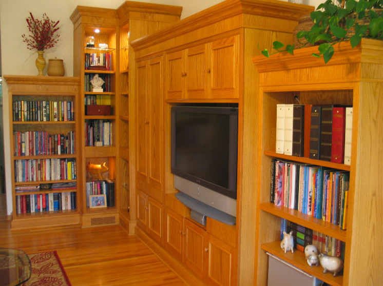 Mittelgroßes, Repräsentatives, Abgetrenntes Klassisches Wohnzimmer mit beiger Wandfarbe, hellem Holzboden und Multimediawand in Sonstige