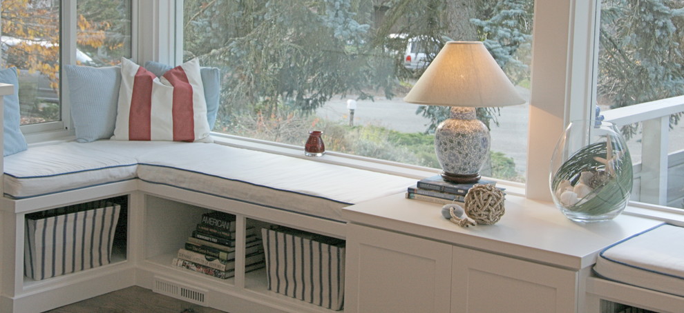 シアトルにある高級な中くらいなトラディショナルスタイルのおしゃれなLDK (白い壁、無垢フローリング、吊り下げ式暖炉、石材の暖炉まわり、テレビなし) の写真