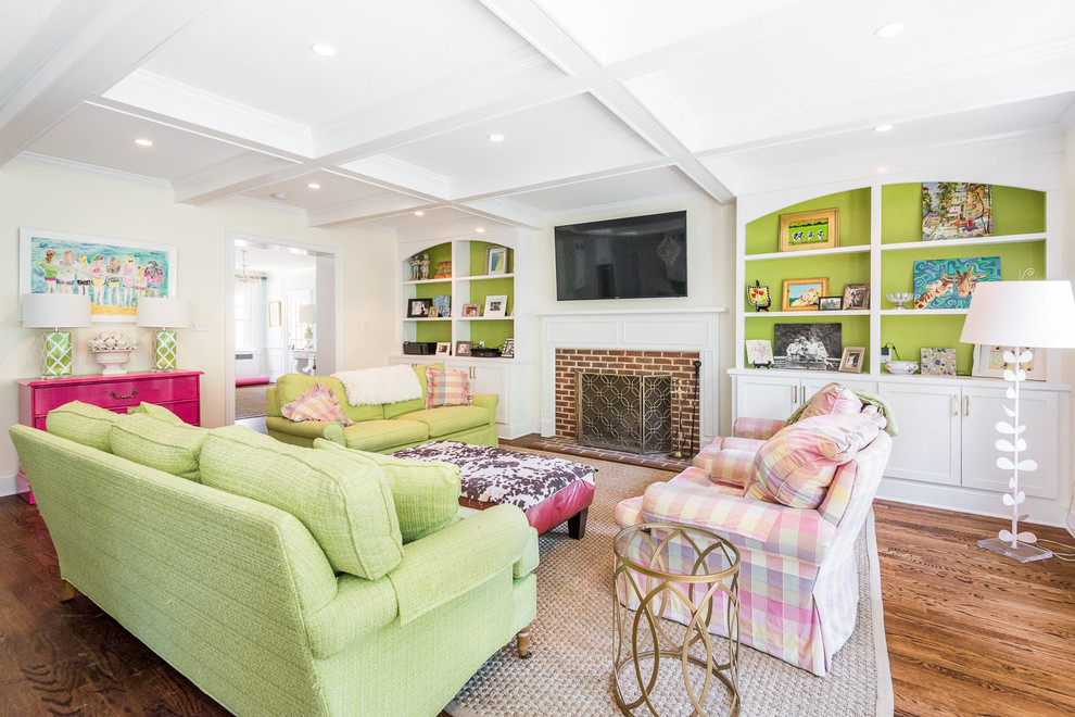 Stilmix Wohnzimmer mit beiger Wandfarbe, braunem Holzboden, Kamin, Kaminumrandung aus Backstein, TV-Wand und braunem Boden in Richmond