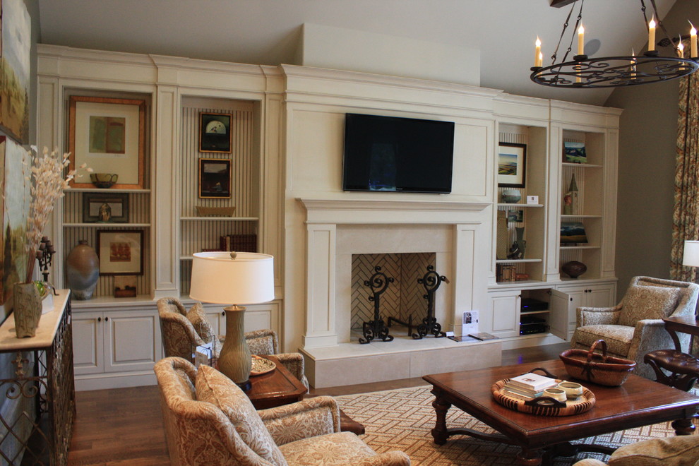 Exempel på ett klassiskt vardagsrum, med en väggmonterad TV