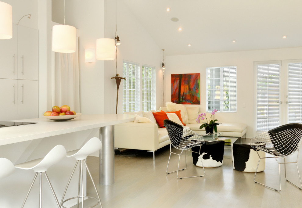 Пример оригинального дизайна: открытая гостиная комната в современном стиле с белыми стенами