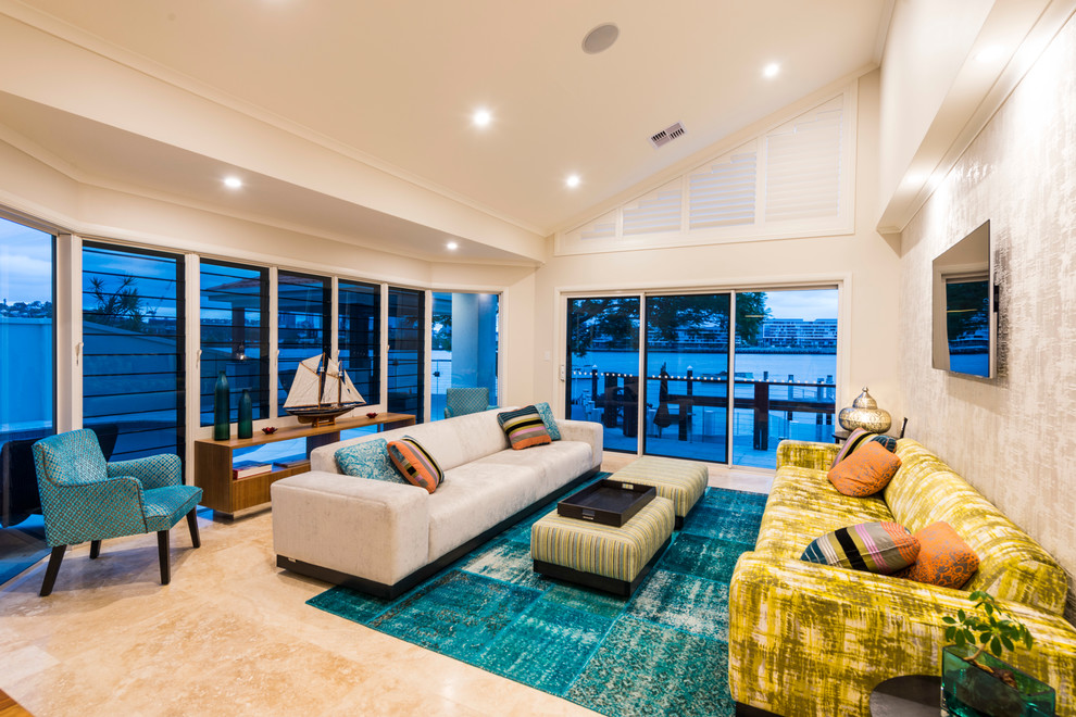 Modernes Wohnzimmer mit beiger Wandfarbe und TV-Wand in Brisbane