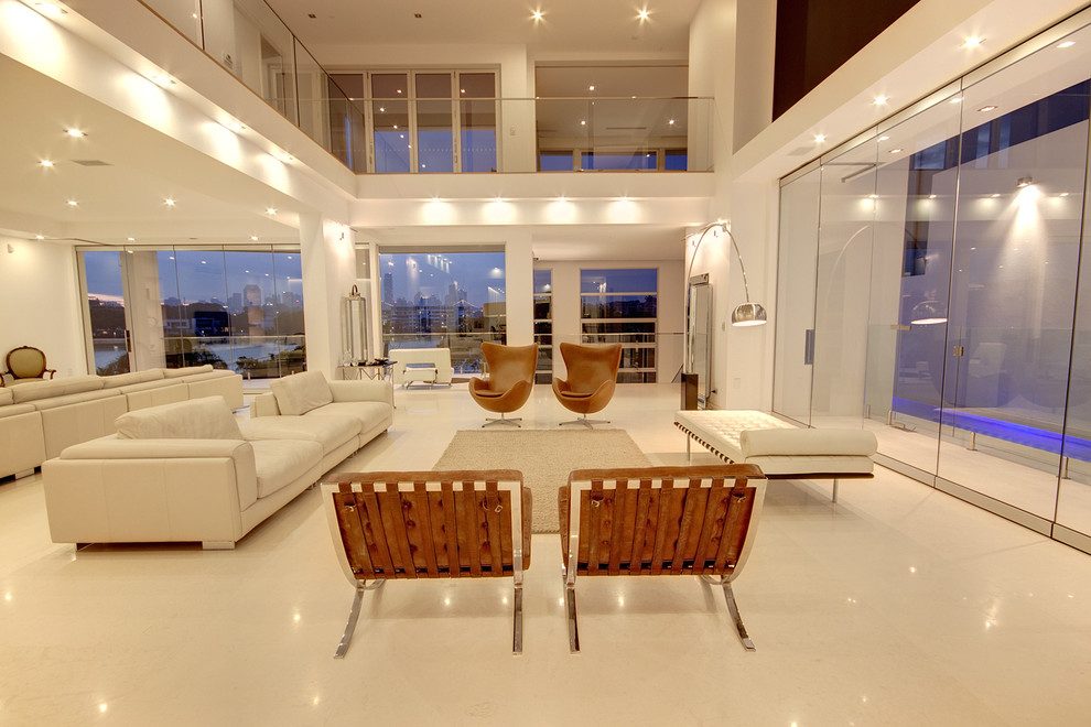 Immagine di un ampio soggiorno minimalista aperto con pavimento in travertino