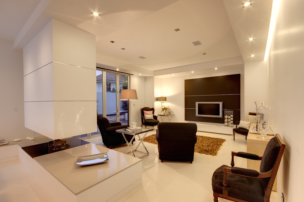 Foto de salón abierto moderno de tamaño medio con paredes blancas, suelo de travertino, marco de chimenea de piedra y televisor colgado en la pared