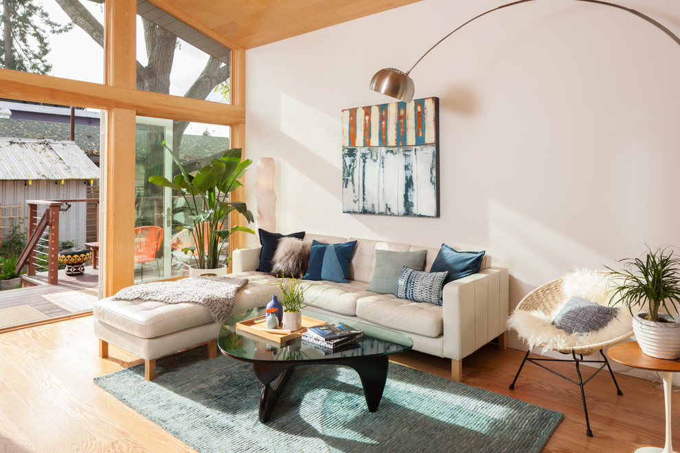 Esempio di un soggiorno moderno con sala formale, pareti bianche e pavimento in legno massello medio