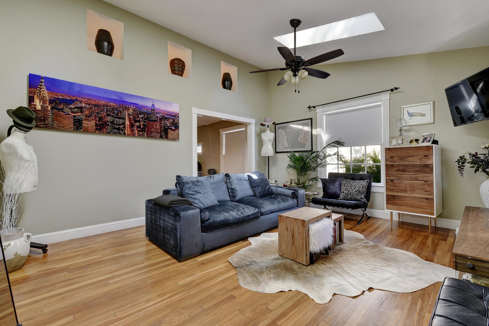 Foto di un soggiorno minimal di medie dimensioni e chiuso con pareti beige e pavimento in legno massello medio