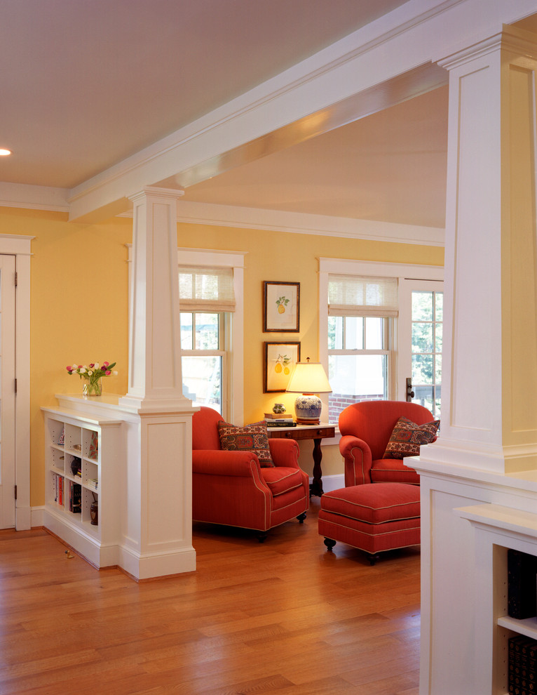 Idéer för ett klassiskt vardagsrum, med gula väggar och ljust trägolv