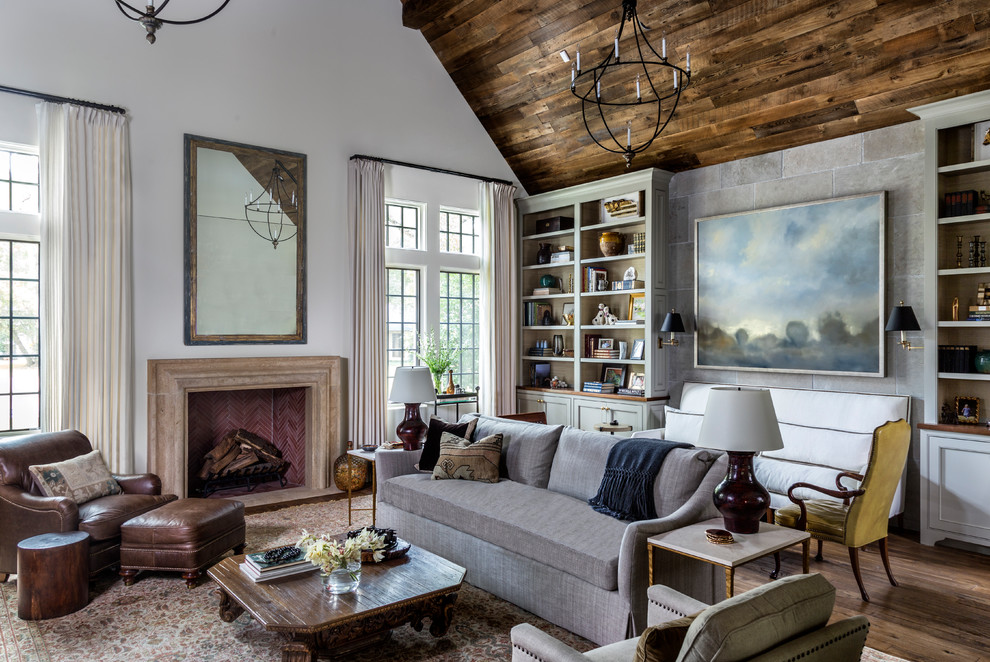 Klassisches Wohnzimmer mit weißer Wandfarbe, dunklem Holzboden und Kamin in Houston