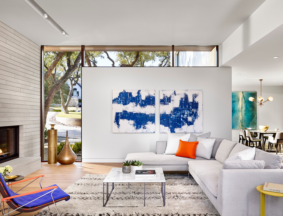 Esempio di un soggiorno minimalista aperto con sala formale, pareti bianche e parquet chiaro