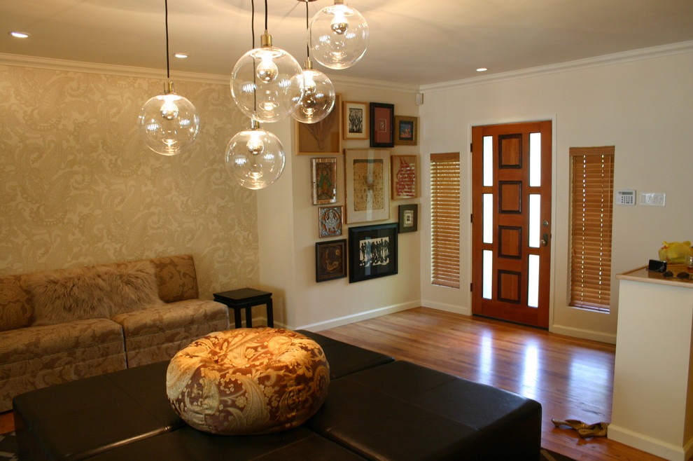 На фото: гостиная комната среднего размера в стиле фьюжн с бежевыми стенами, паркетным полом среднего тона, стандартным камином и фасадом камина из камня без телевизора