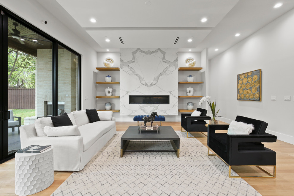 Idée de décoration pour un salon design ouvert avec un mur gris, parquet clair, une cheminée ribbon et un sol beige.
